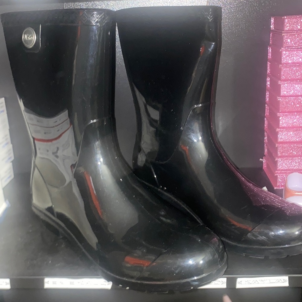 Black Classic Ugg boots